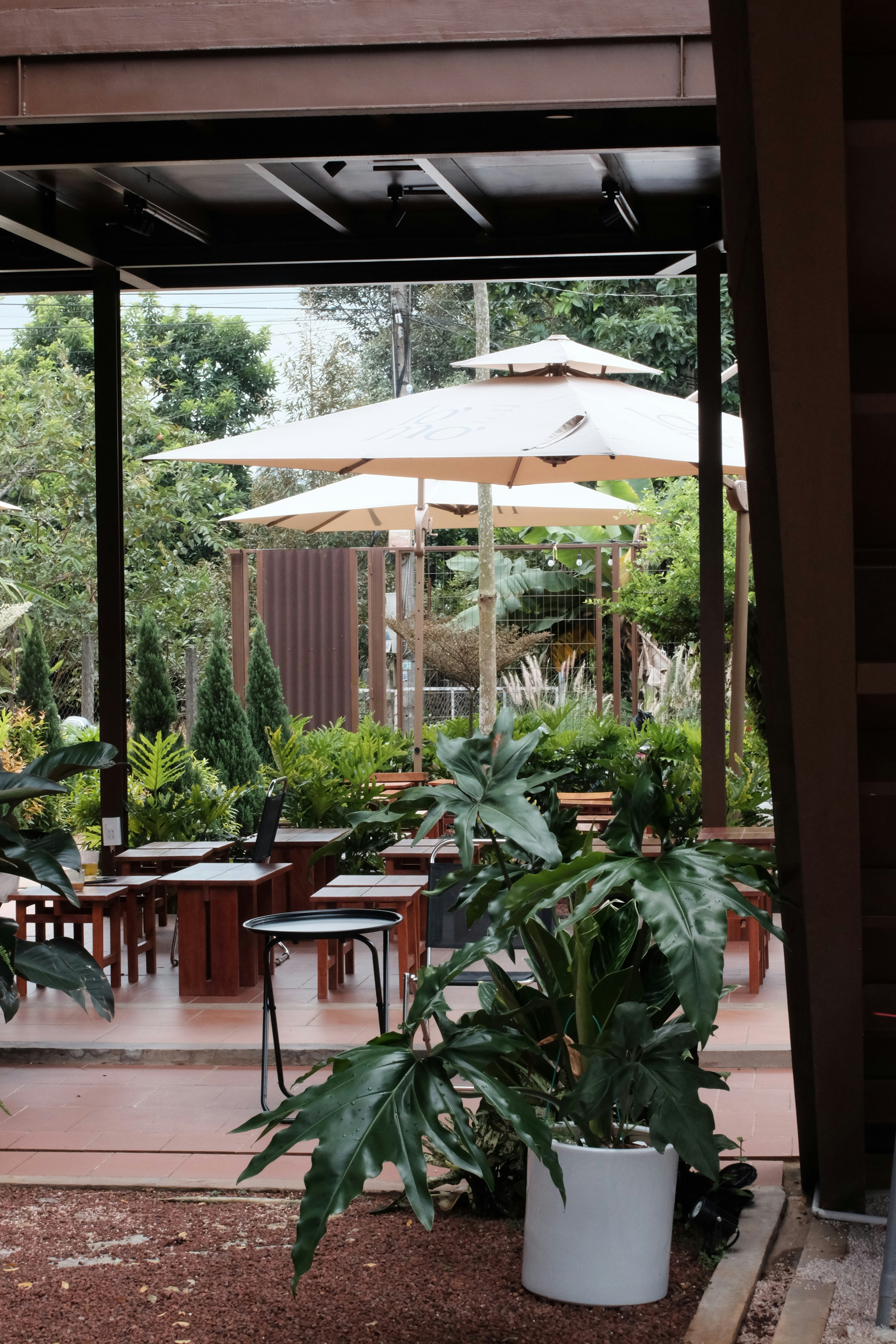 Outdoor cafe seating with wooden tables - Free Photo on Unsplash