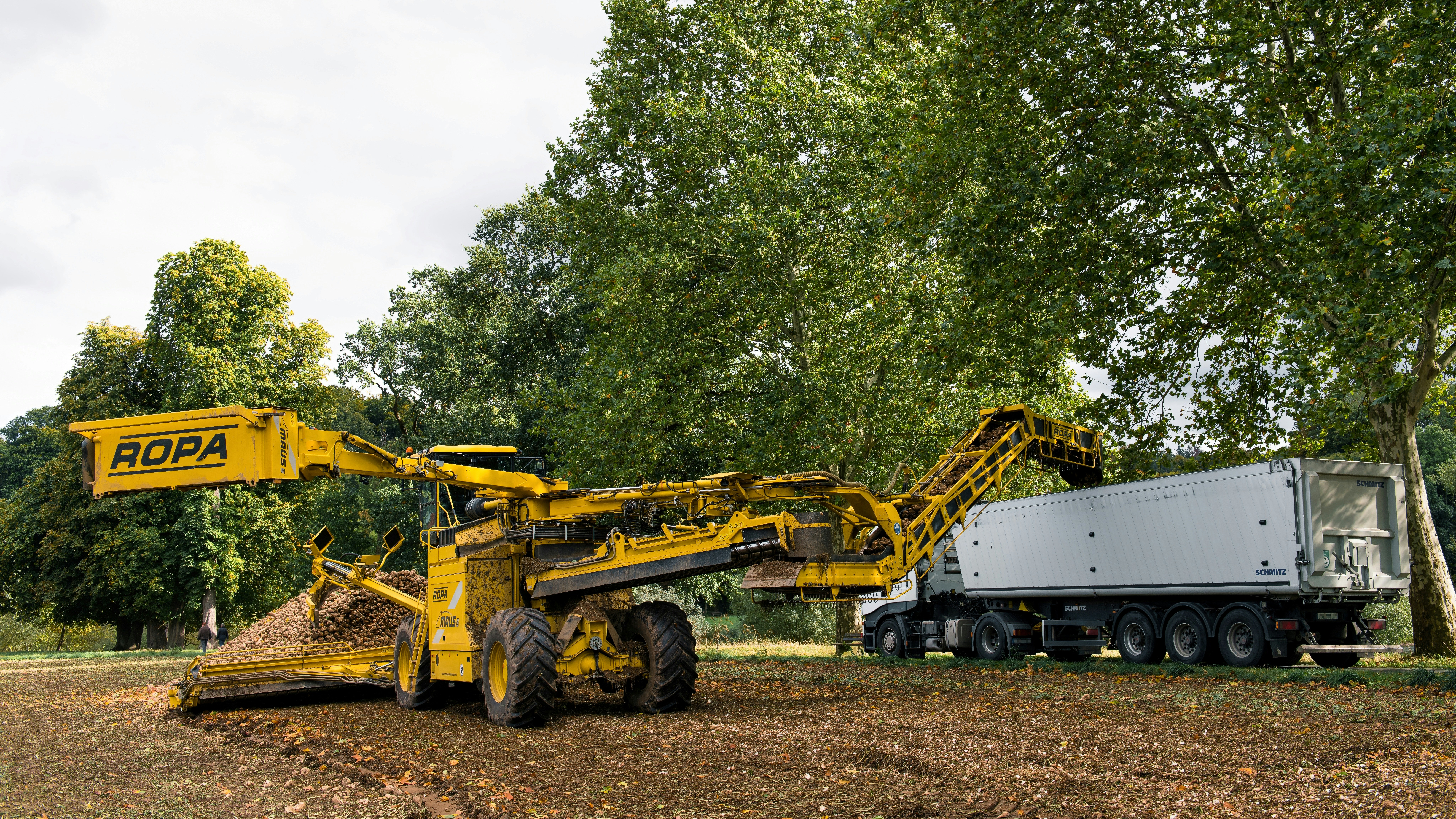 Ropa Maus beet cleaner loading trailer - Free Photo on Unsplash