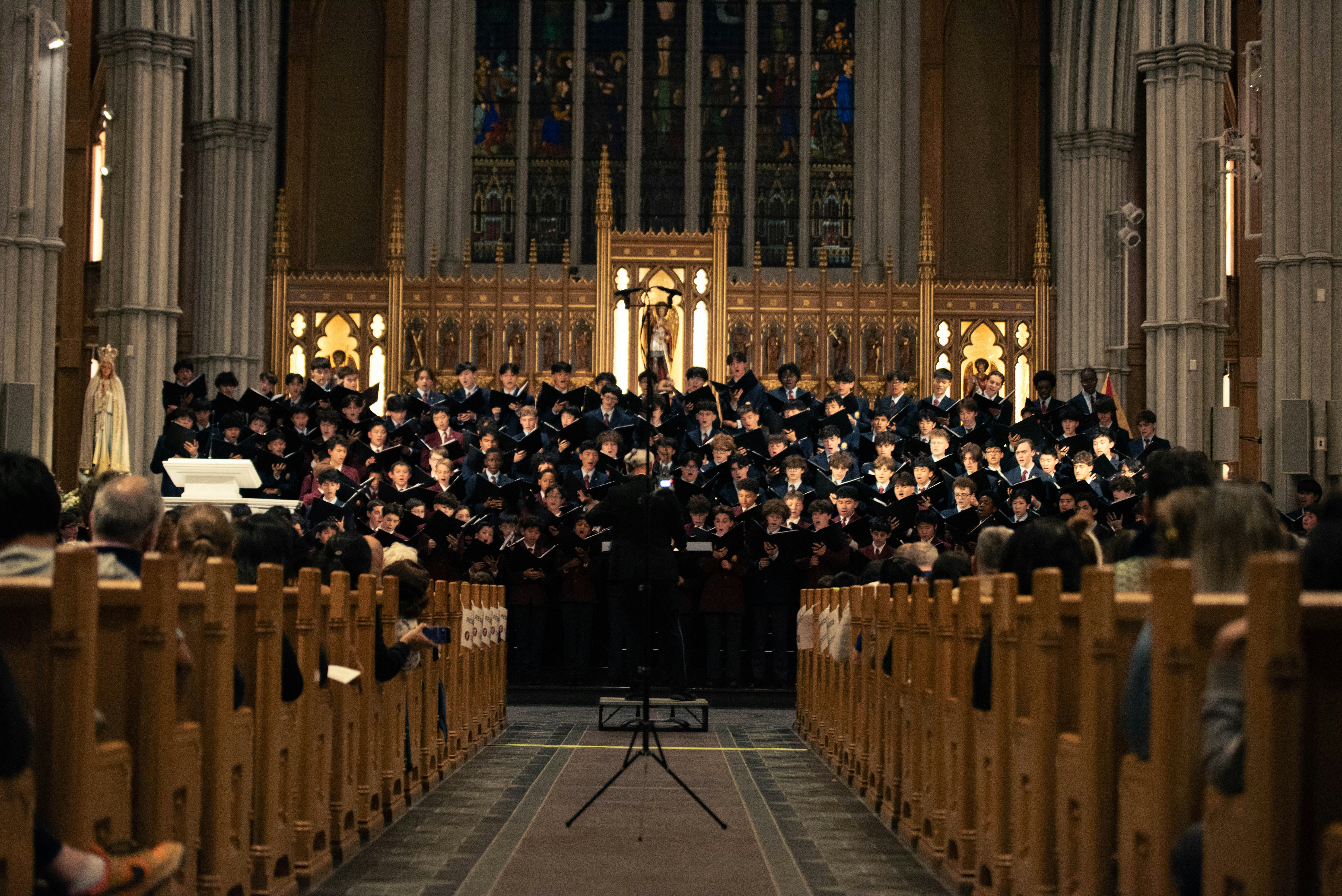 Choir singing in a cathedral - Free Photo on Unsplash