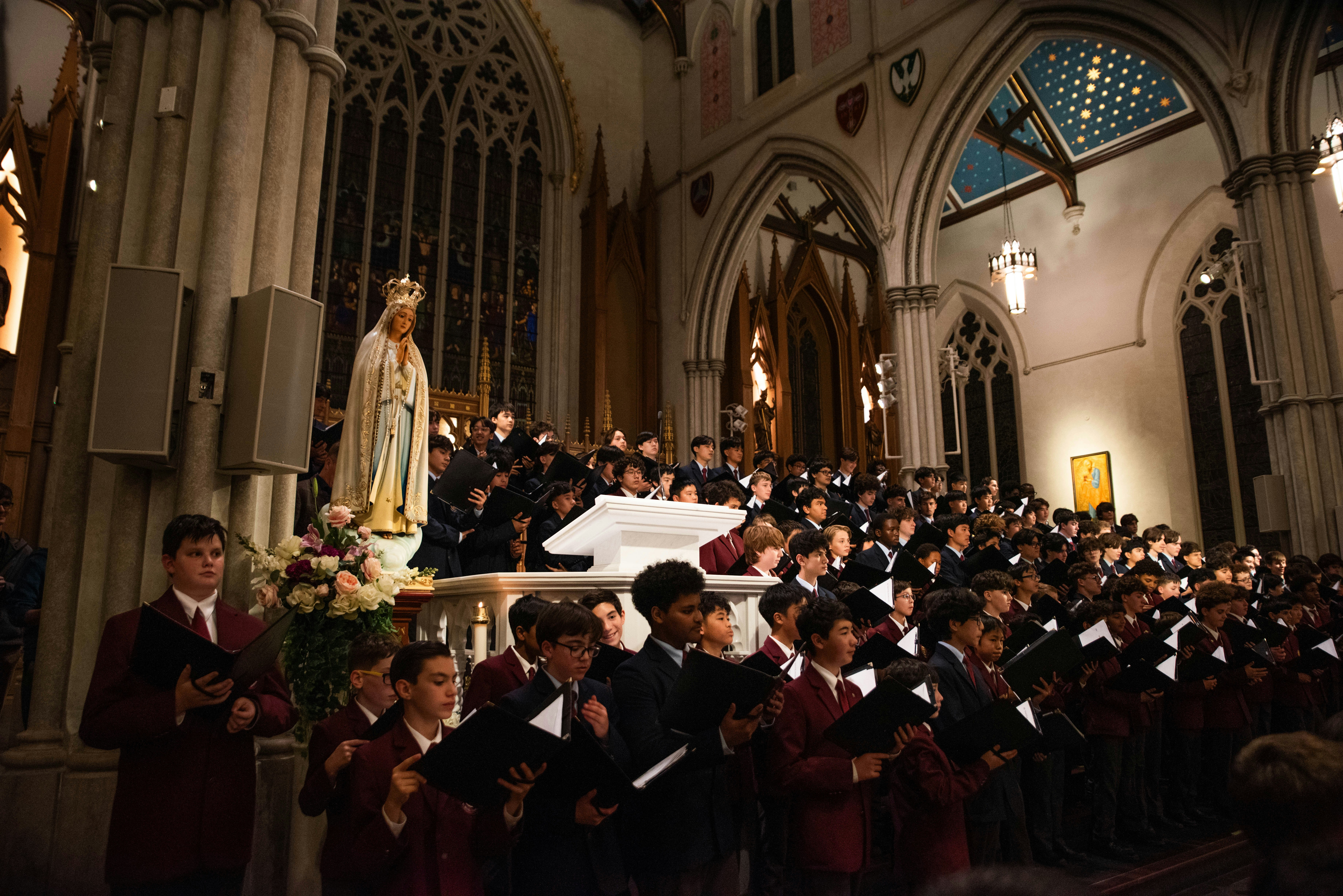 Choir singing inside cathedral with vaulted arches - Free Photo on Unsplash