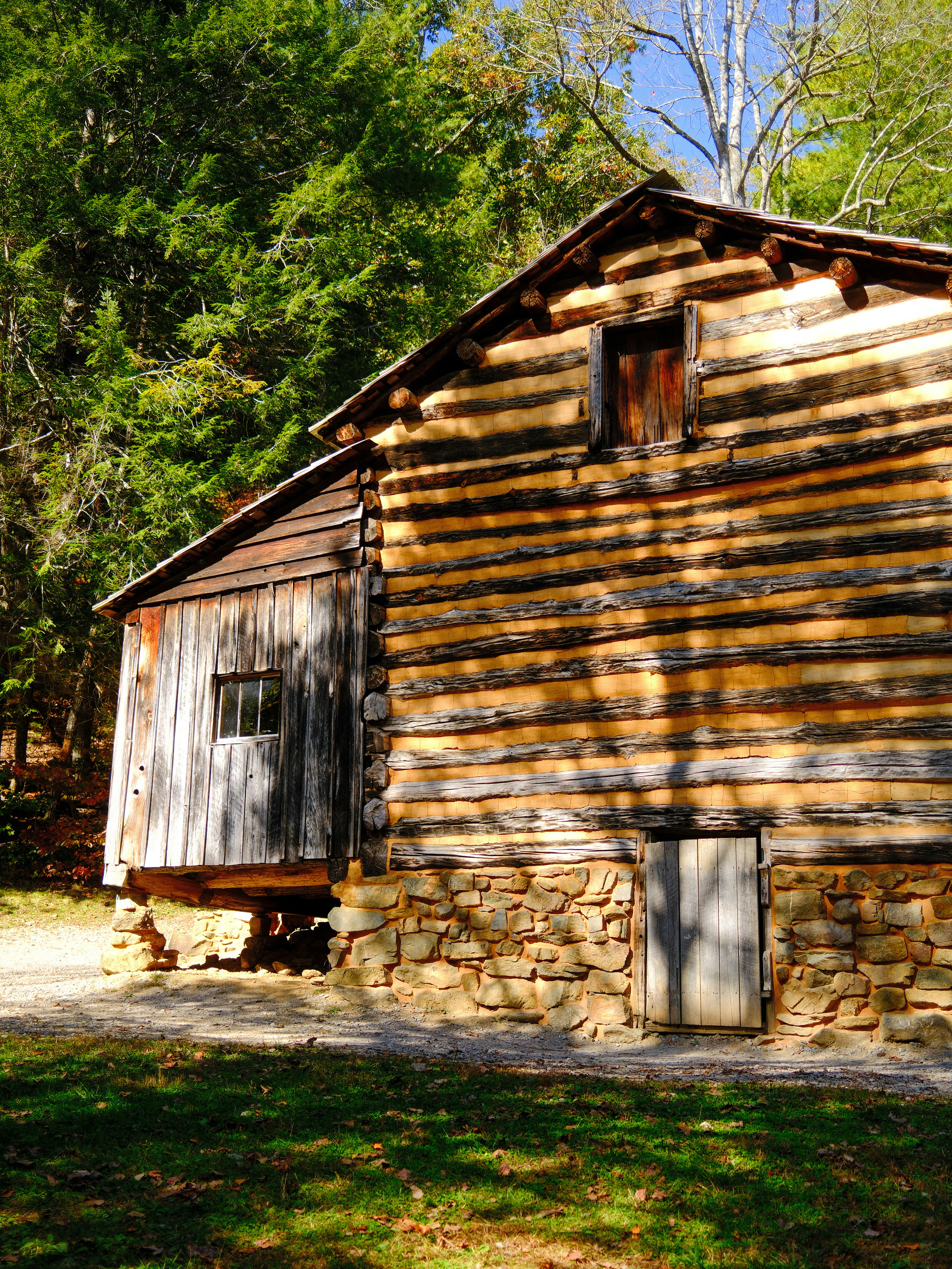 Rustic log cabin with stone foundation - Free Photo on Unsplash