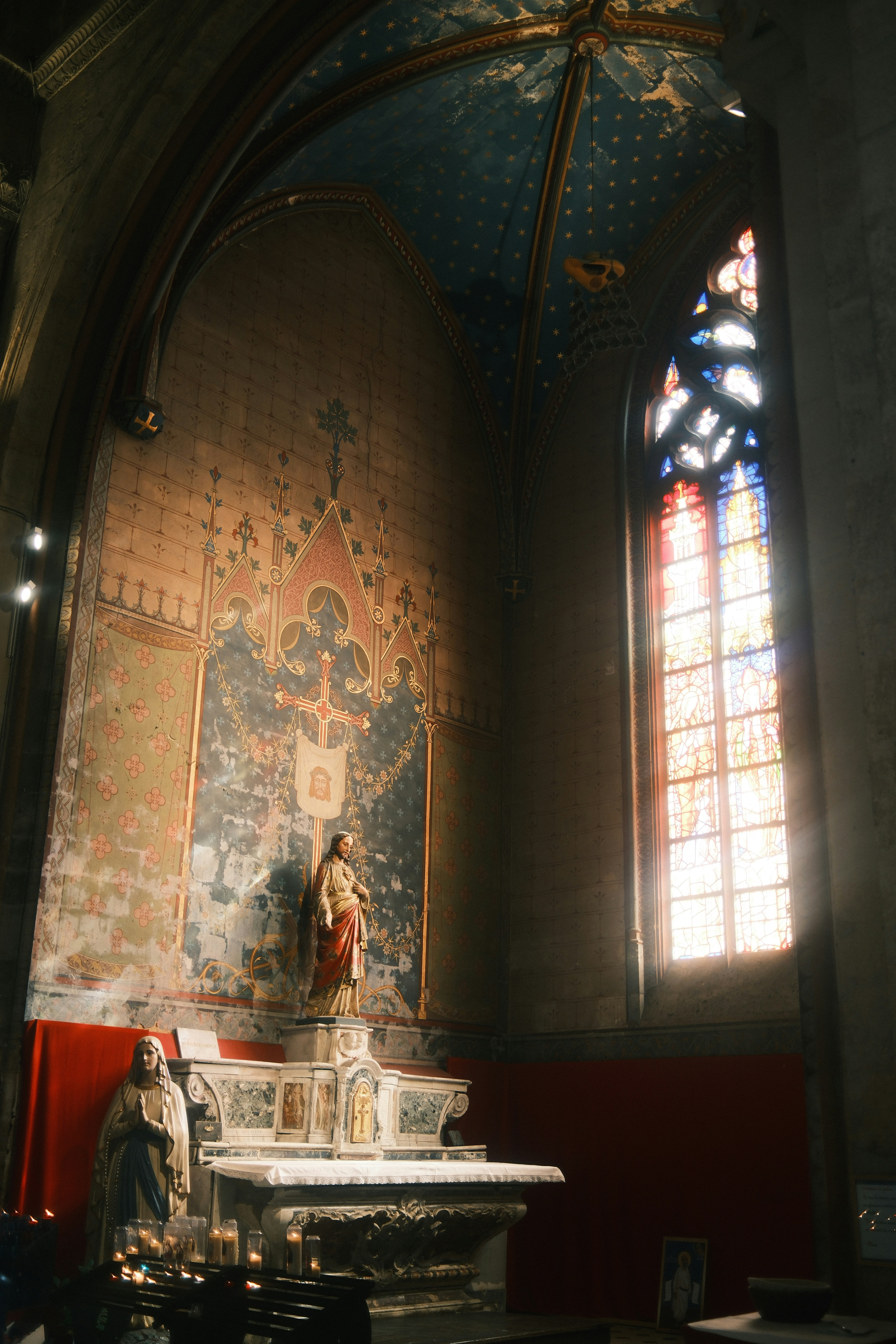 Statues of Jesus and Mary on altar - Free Photo on Unsplash