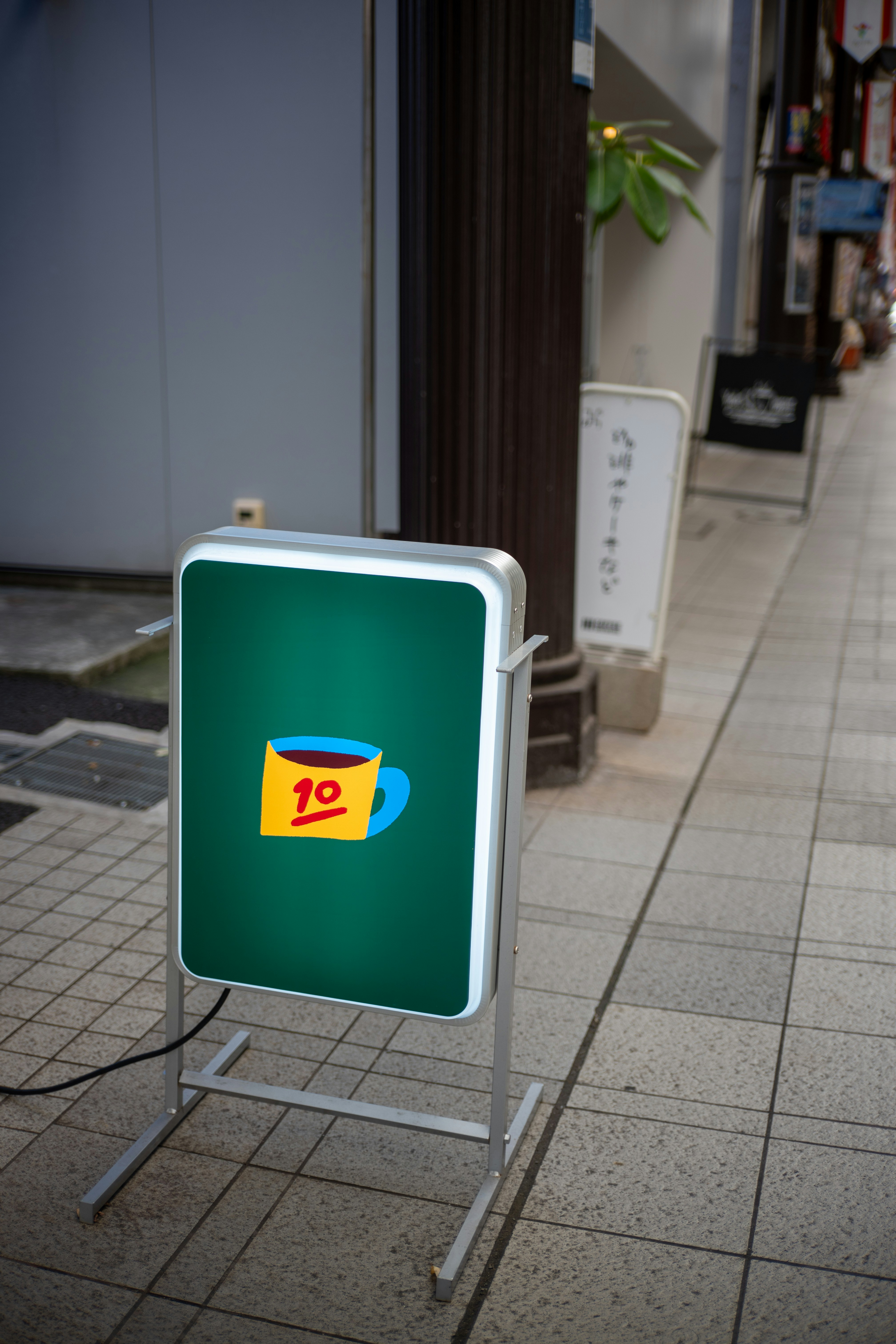 Green sidewalk sign with coffee icon - Free Photo on Unsplash