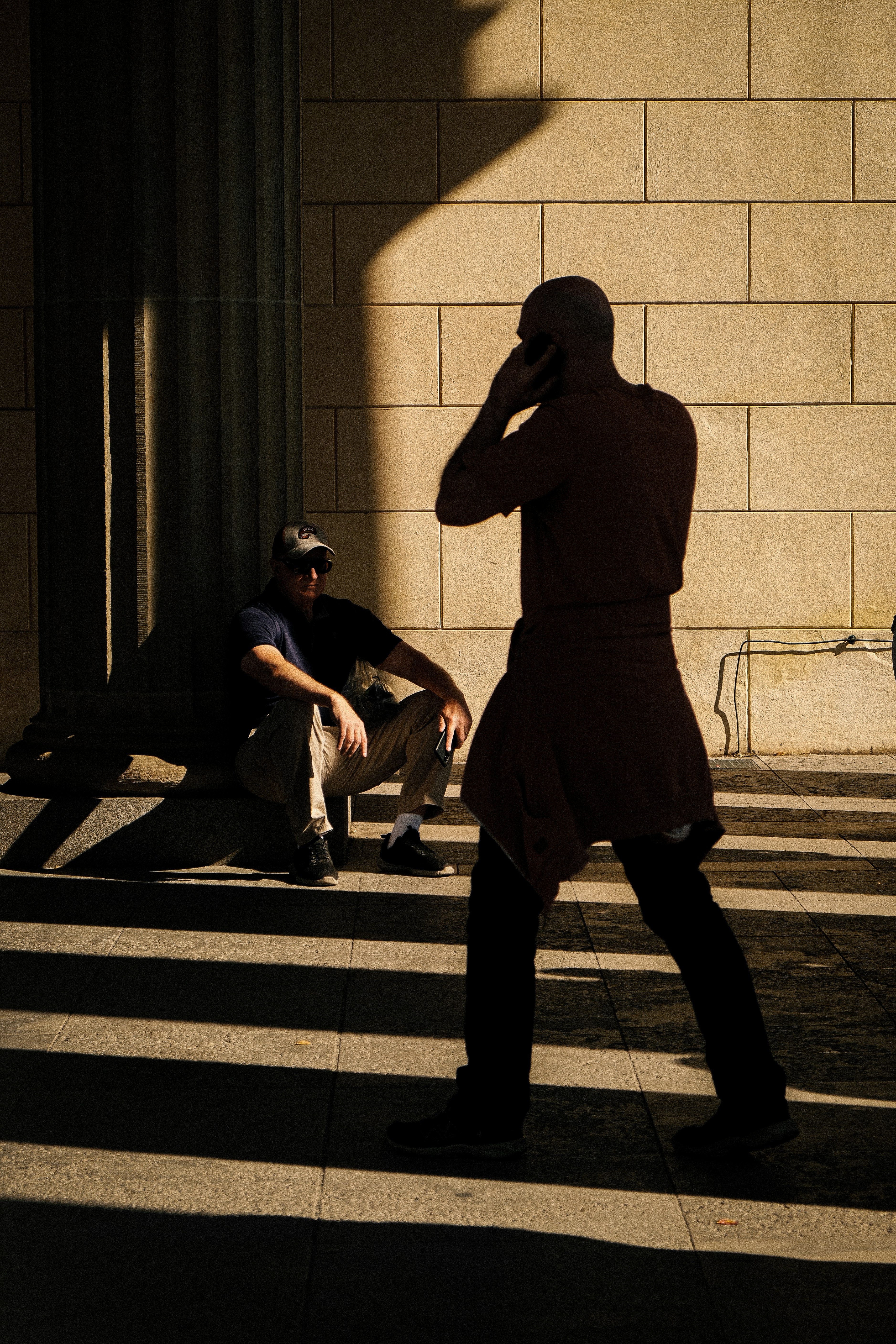 Two men in sunlight and shadows near the Berlin Marathon finish line. - 相关推荐