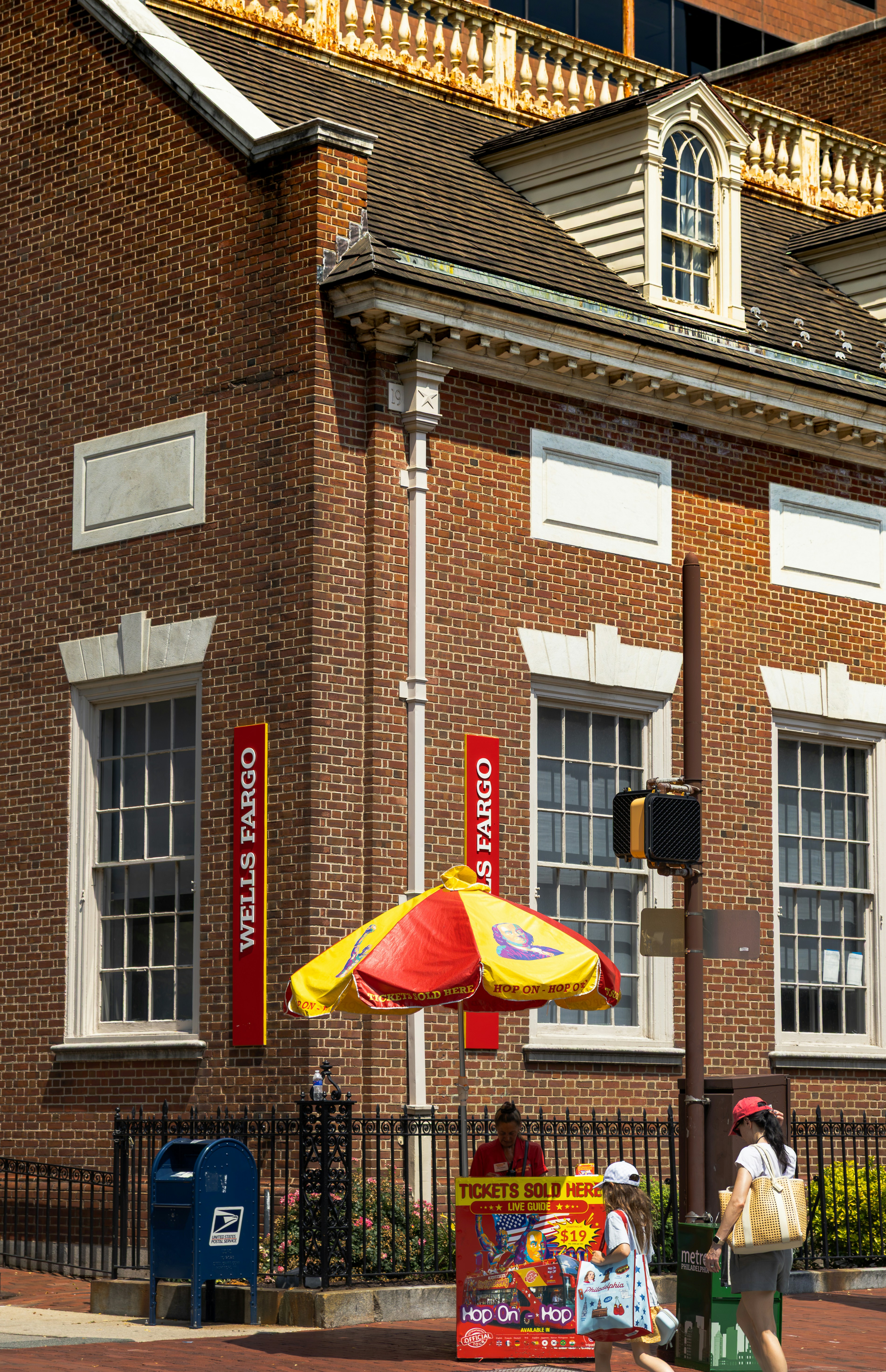 Ticket stand in front of Philadelphia building - Free Photo on Unsplash