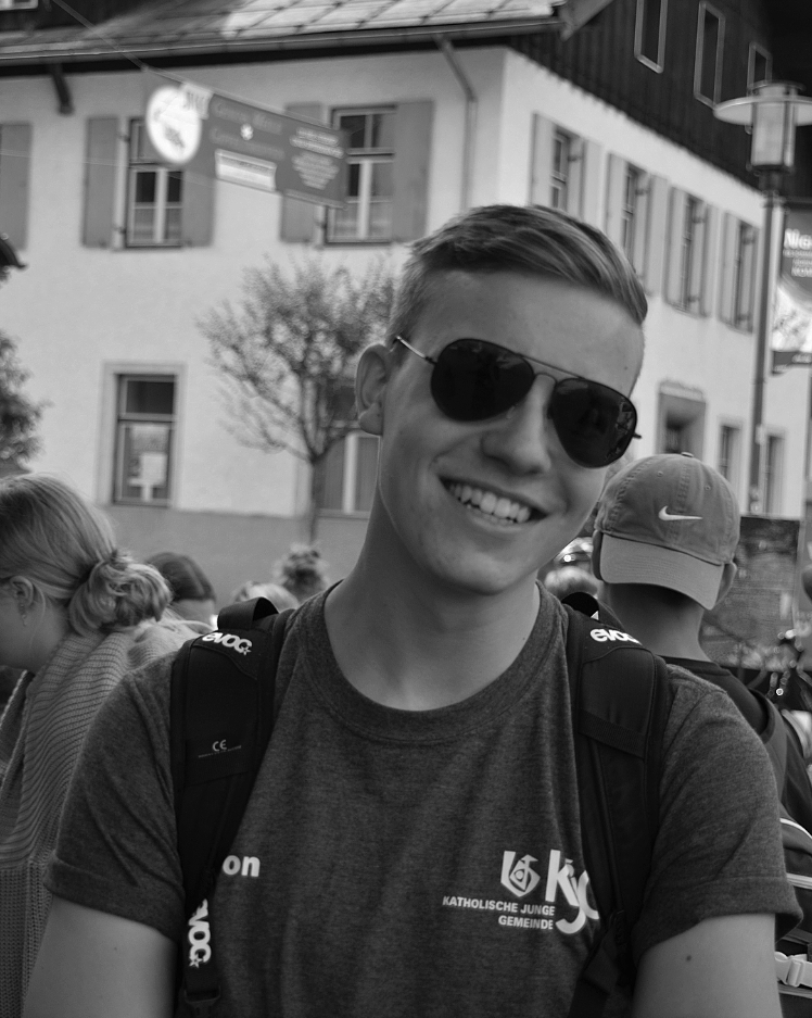 Go to Leon Schlüß's profile