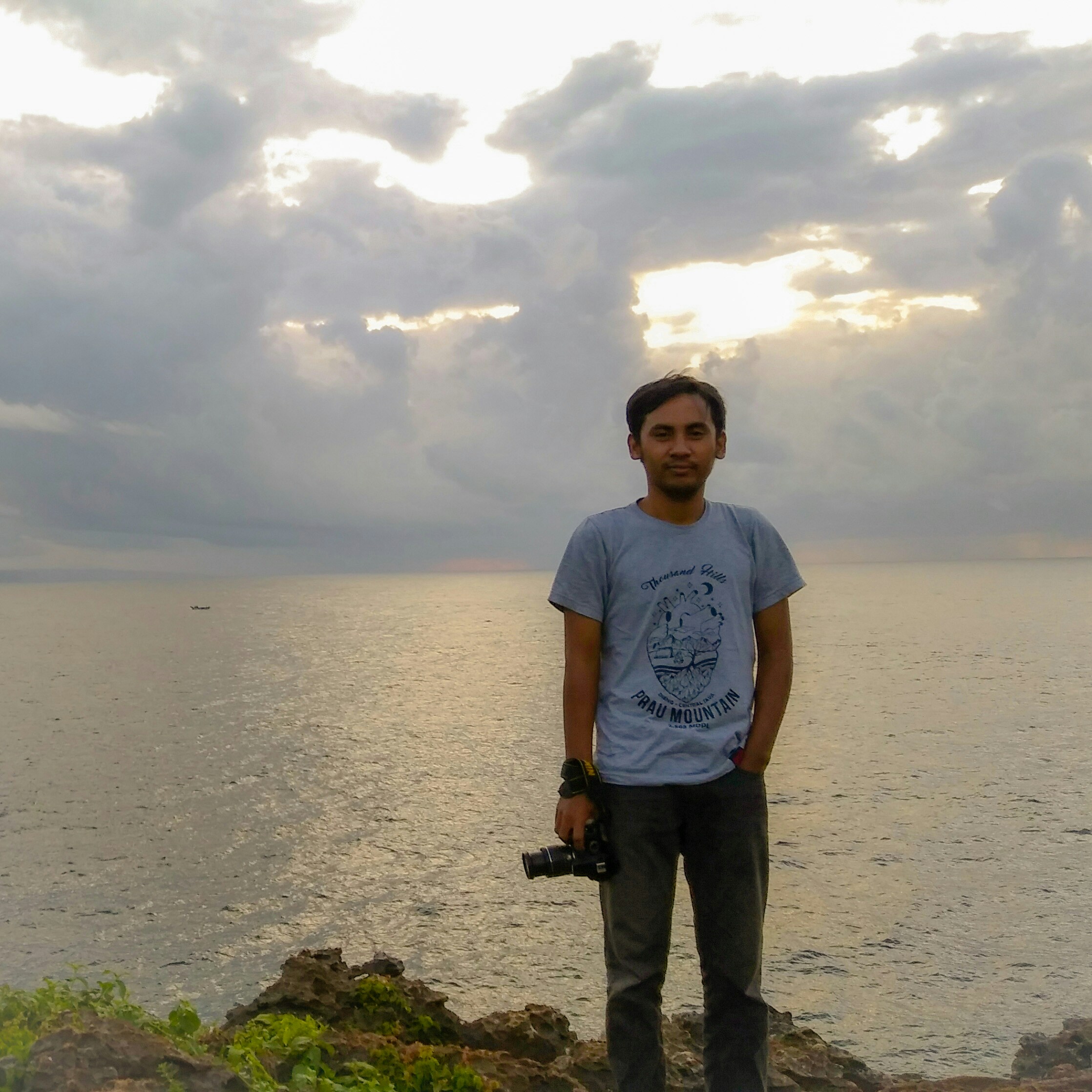 Buka profil Aliko Sunawang