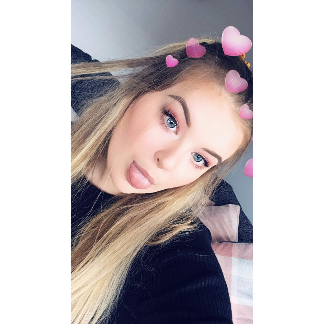 Buka profil Hannah jones