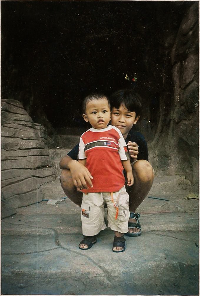 Buka profil Ricky Mulki