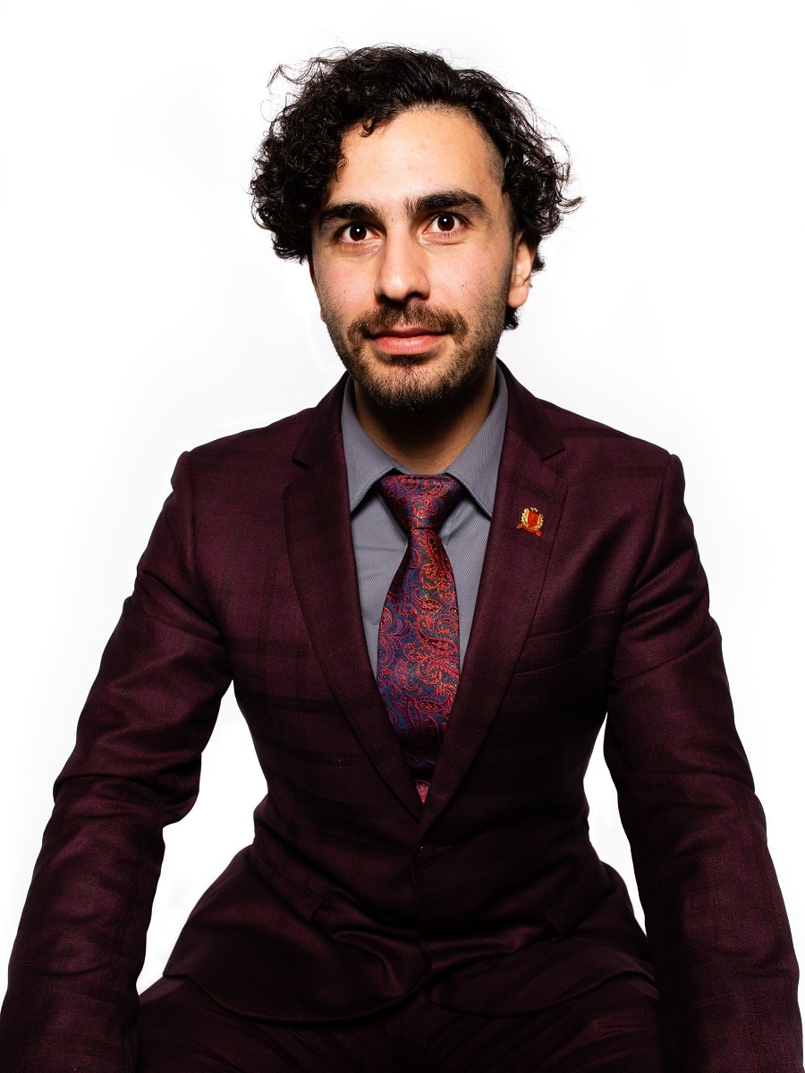 Ve al perfil de Alireza Parpaei