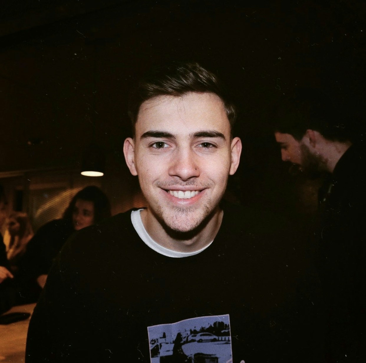 Zum Profil von Sam Ions