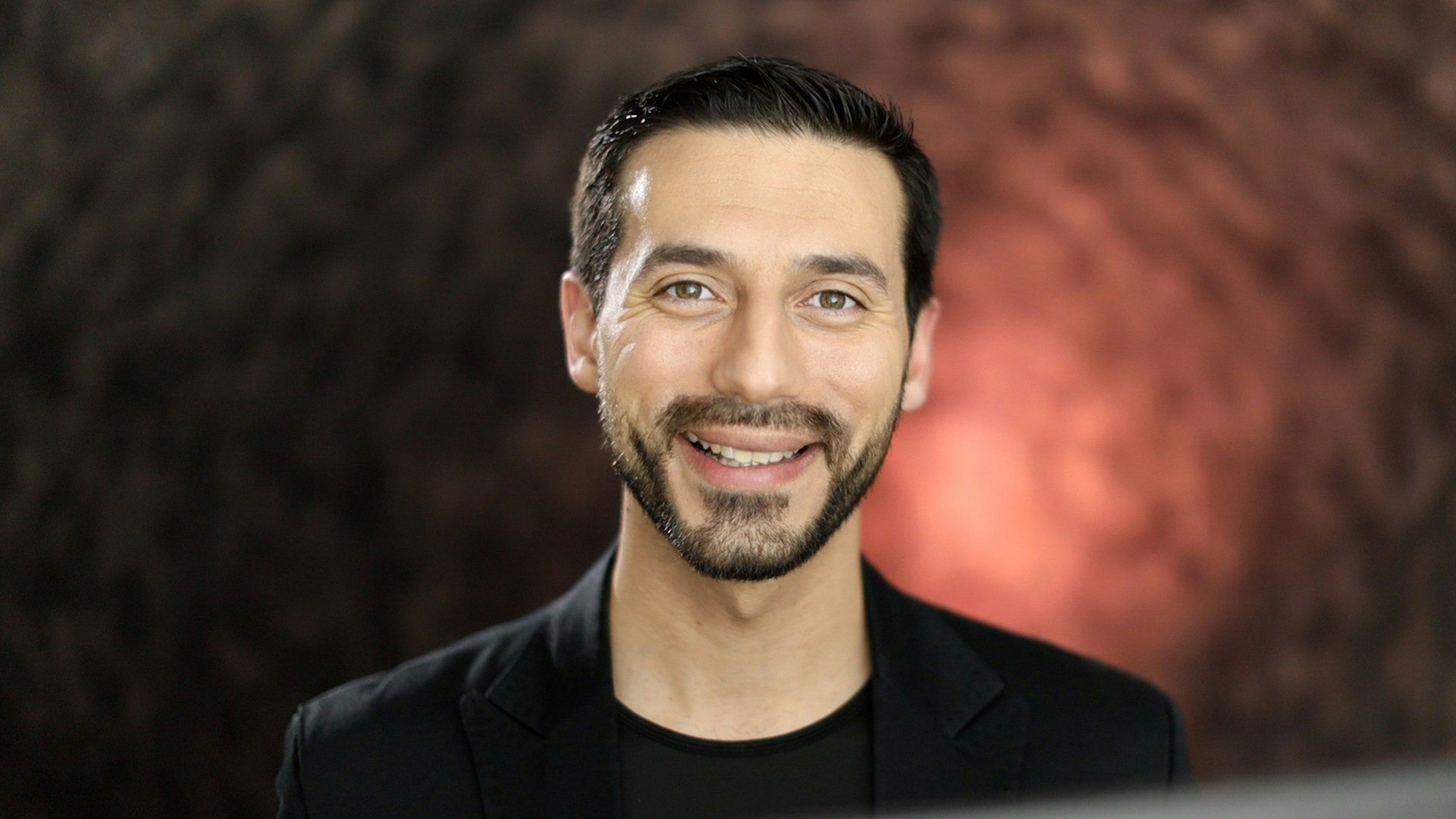 Ve al perfil de Masih Tahmasby