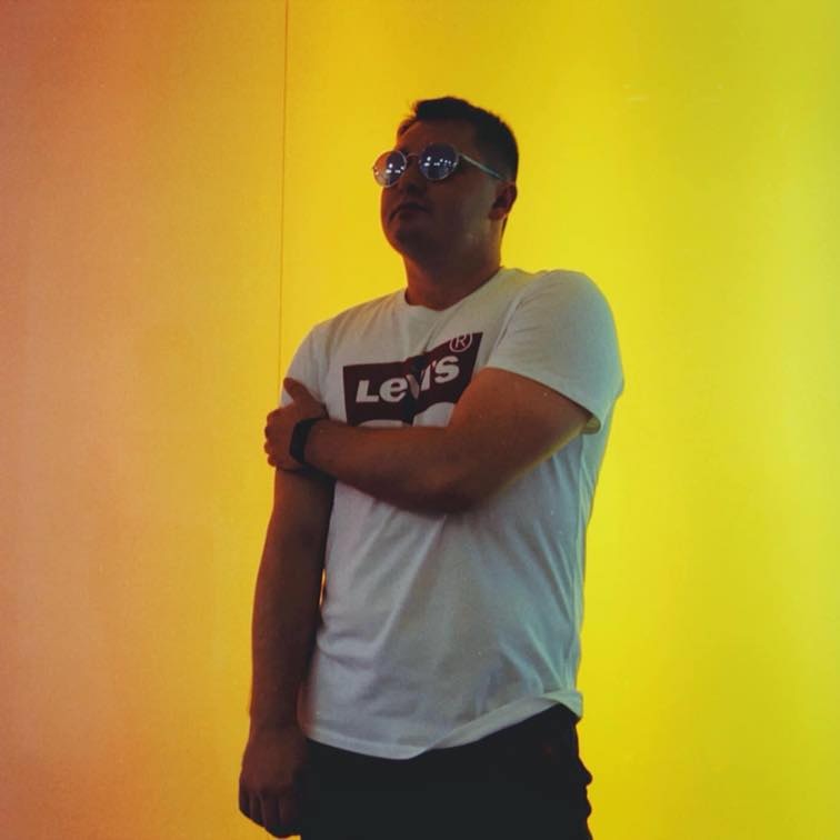 Ve al perfil de Yulii Shtel