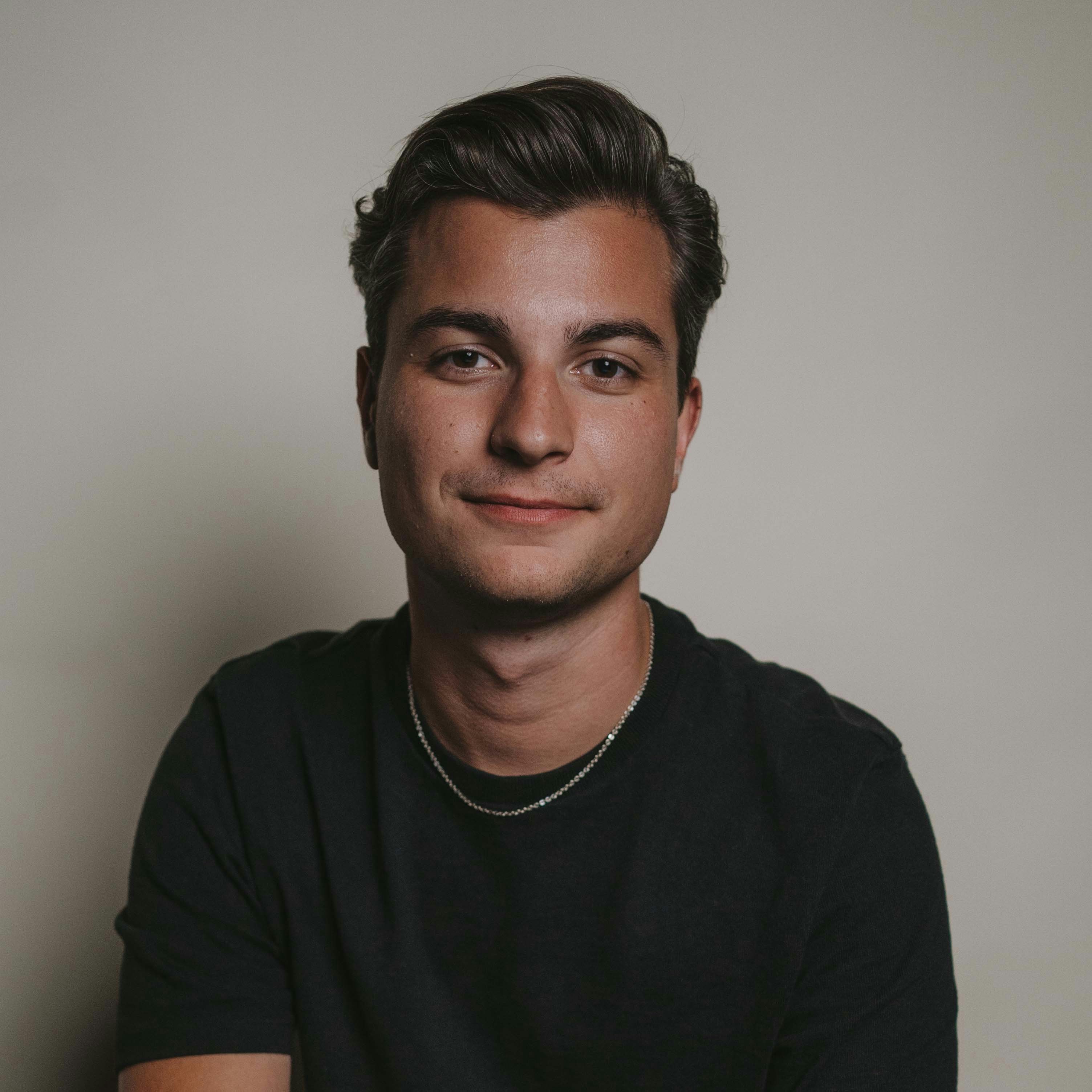 Ve al perfil de Slav Romanov