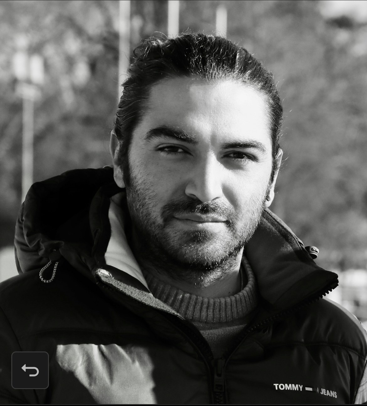 Ve al perfil de Ashkan Sadeghi