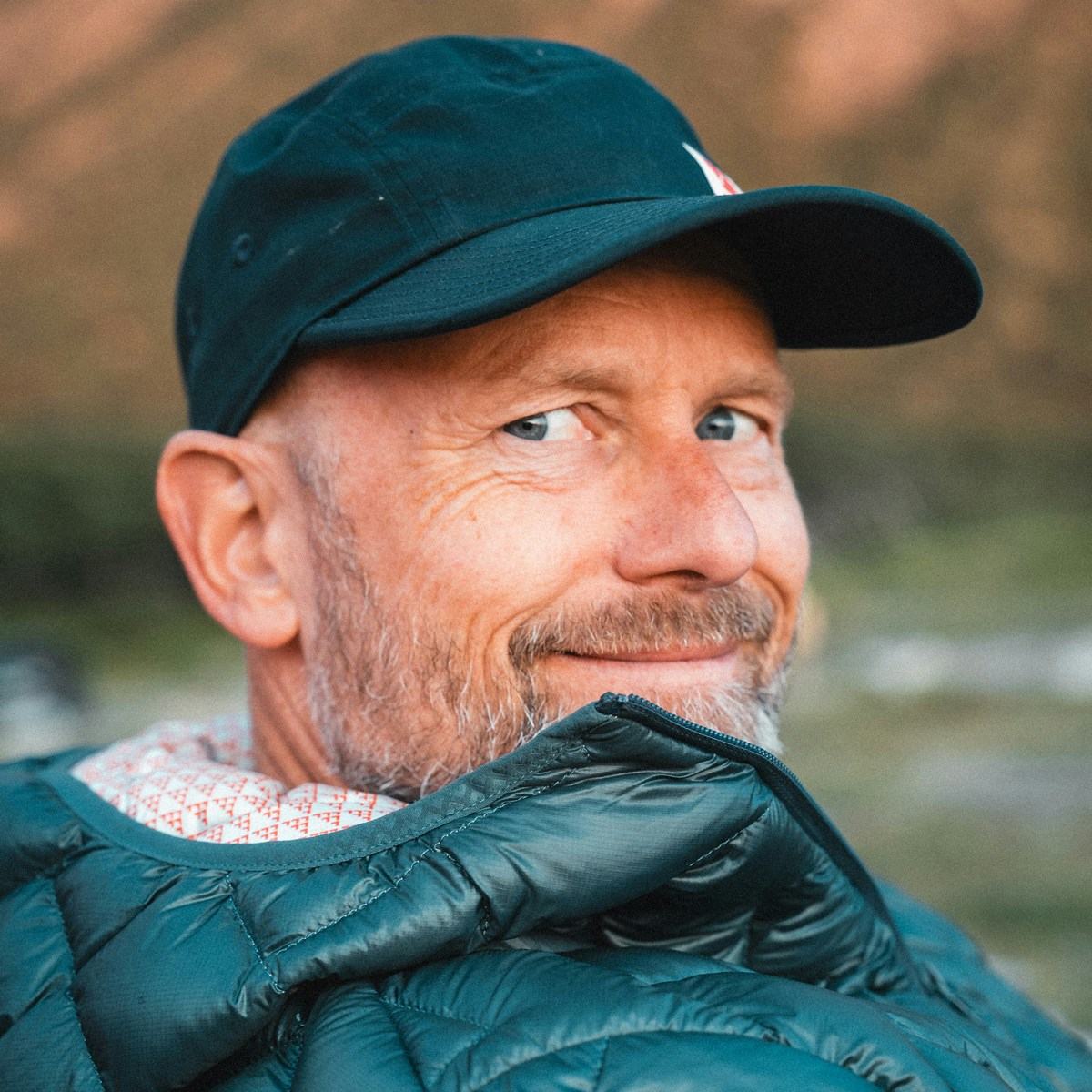 Ve al perfil de Finge Holden