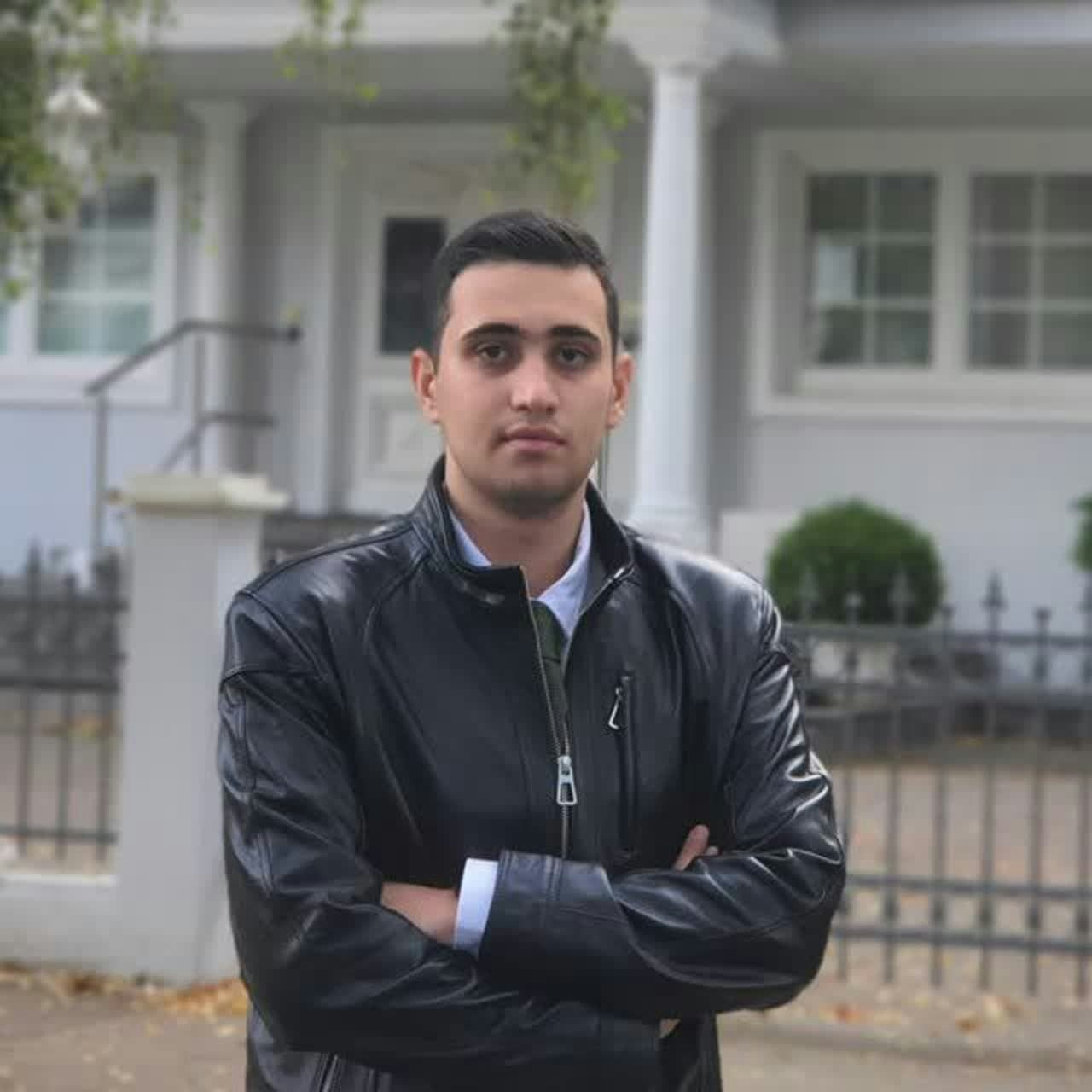 Zum Profil von Pouria Bakhtiari