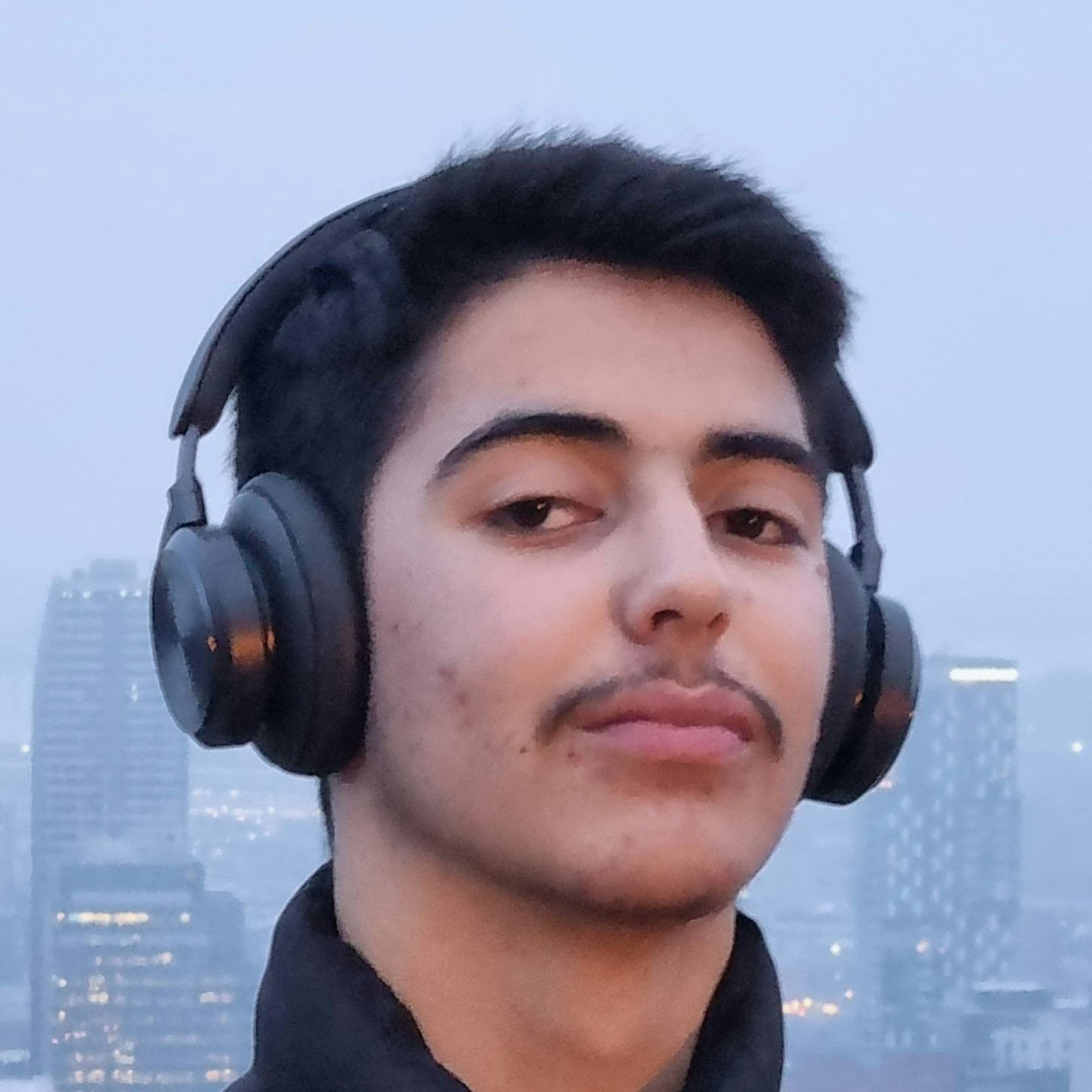 Ve al perfil de Zayd Abbas