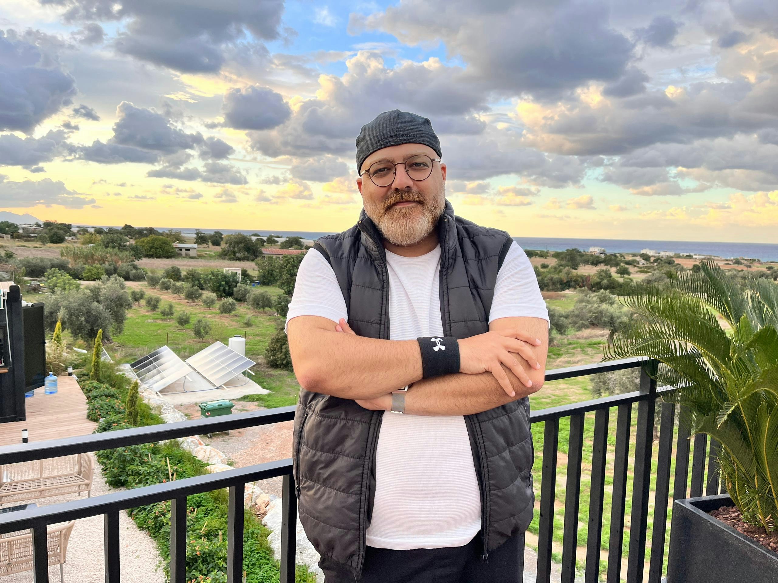 Ve al perfil de meisam saeb