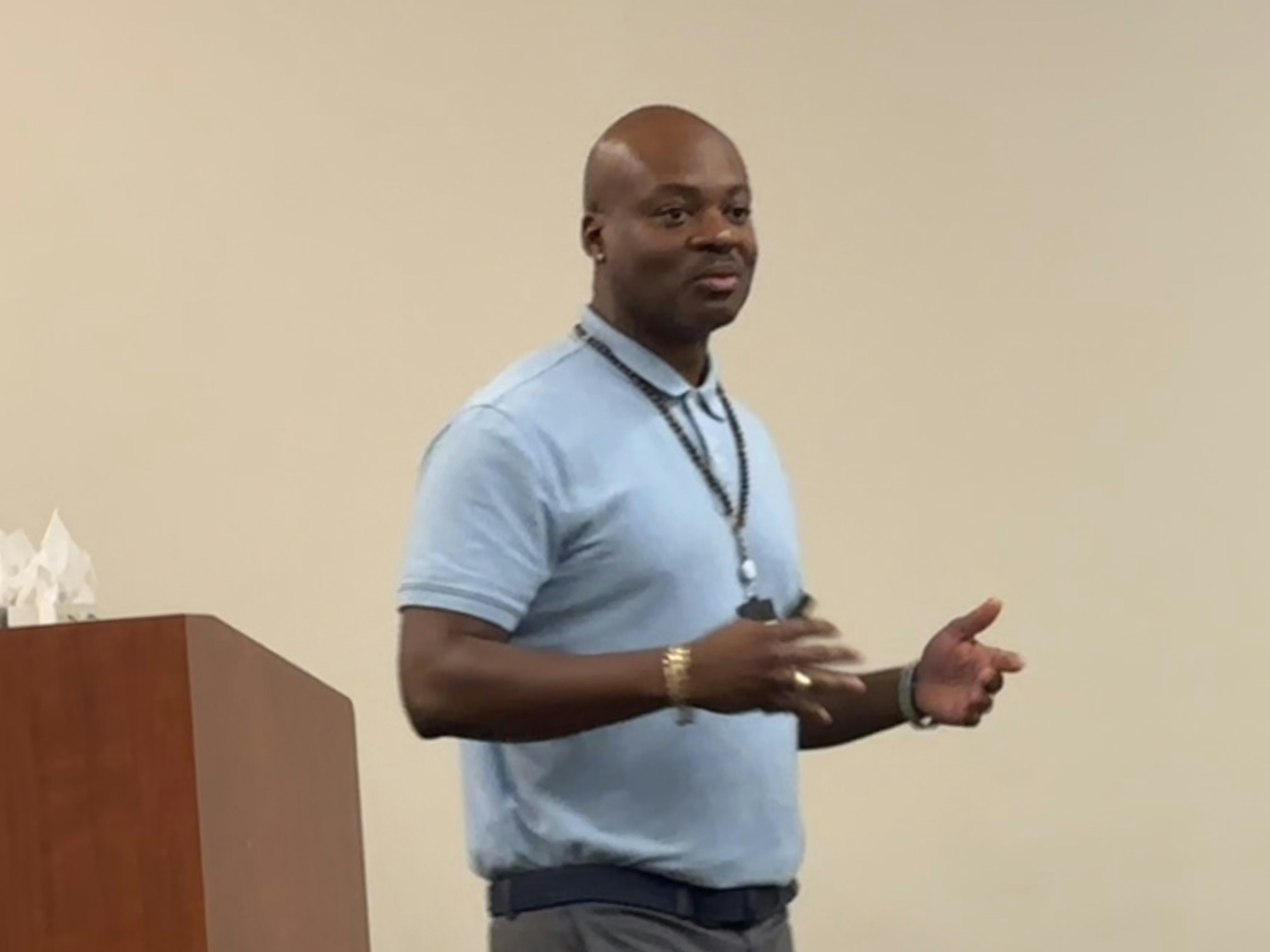 Accéder au profil de Dr. Terrence Underwood