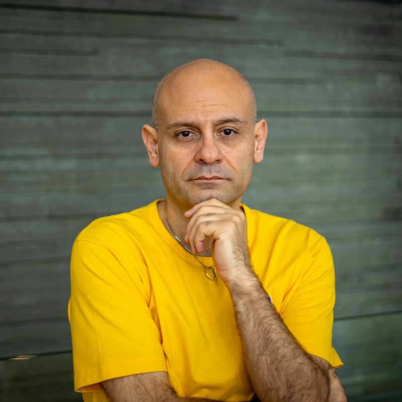 Ve al perfil de Amir Mortezaie