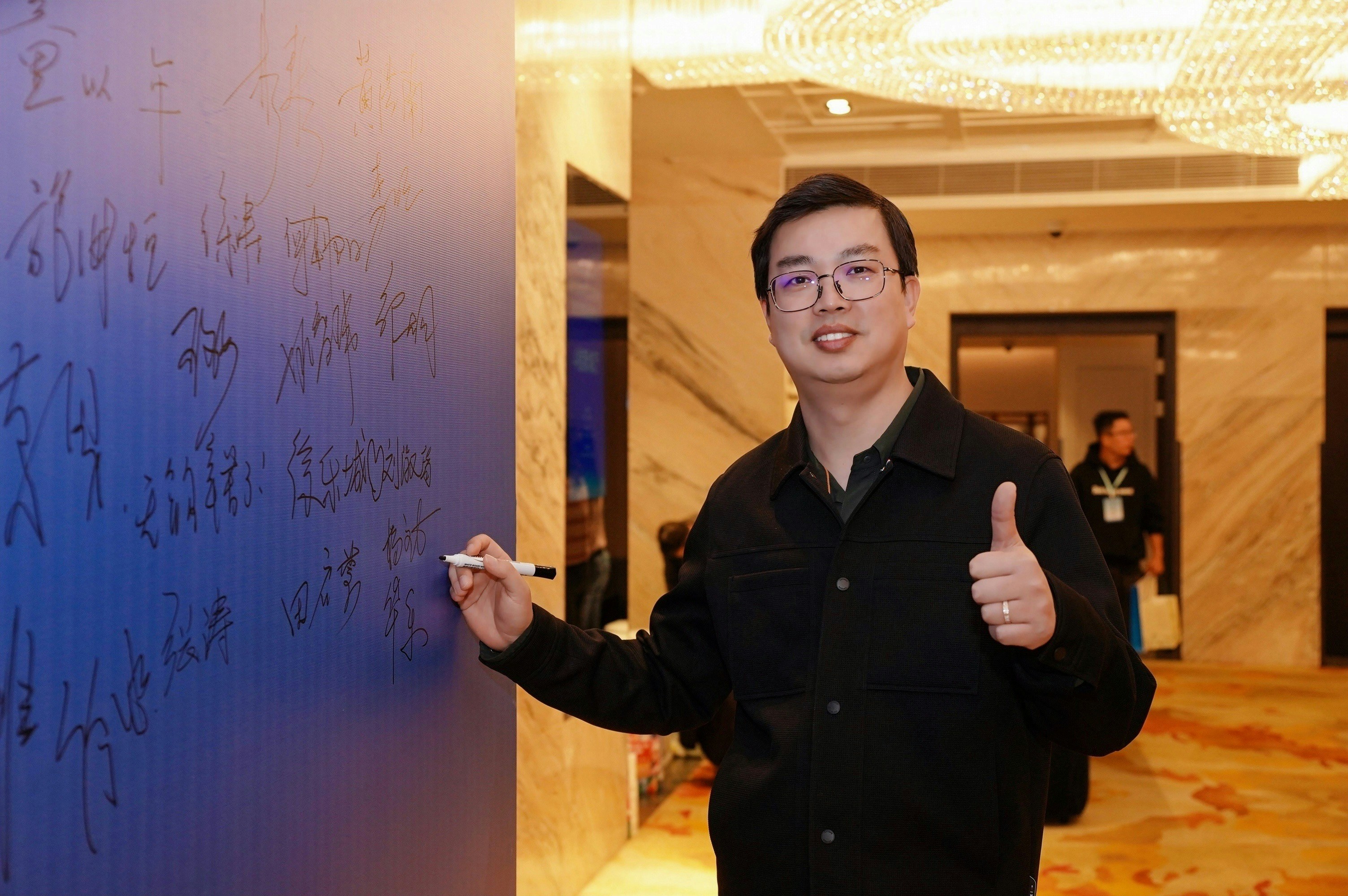 Go to Hua Le's profile