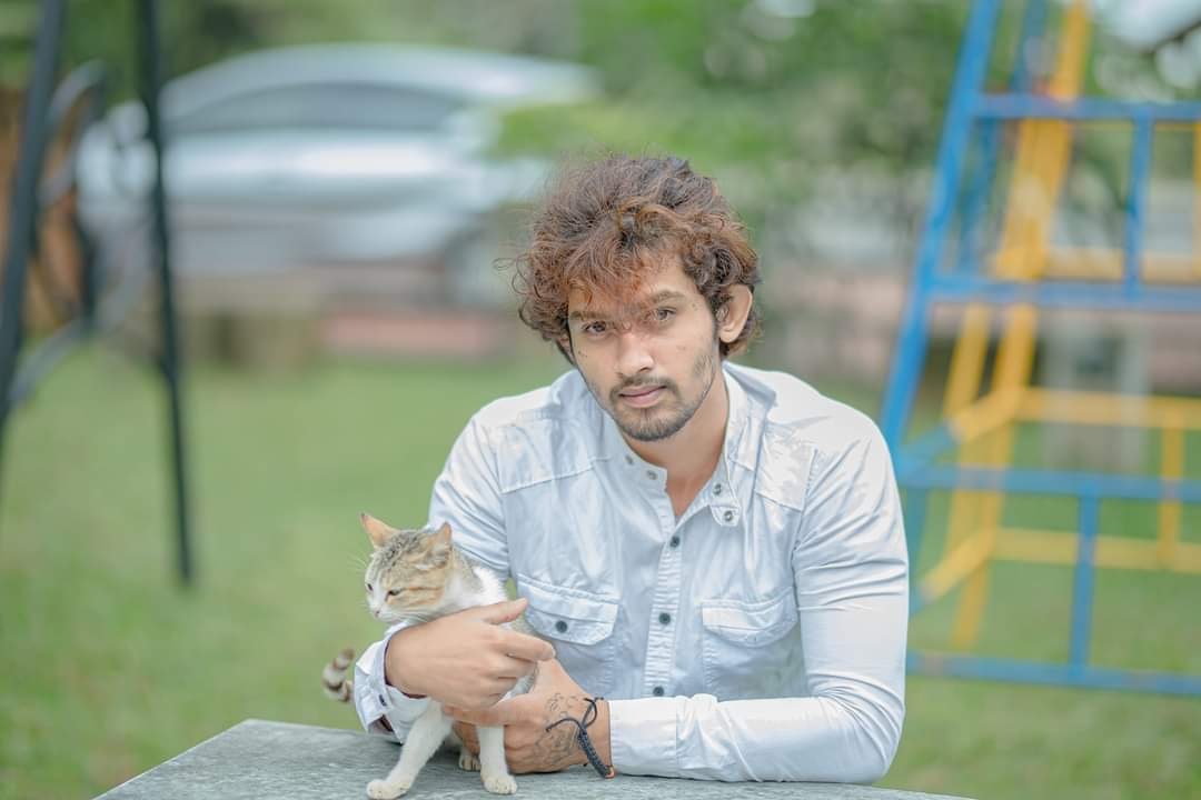 Ve al perfil de Aron Weerakoon