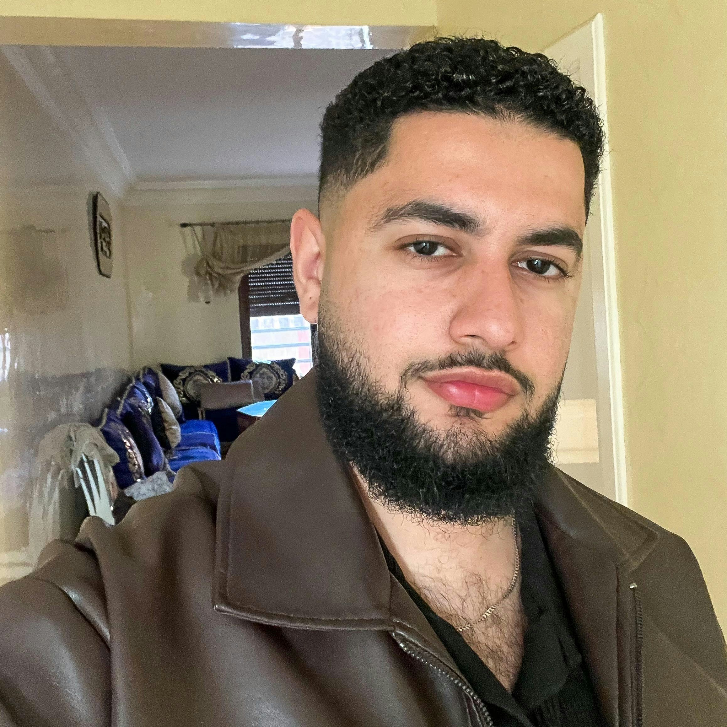 Ve al perfil de Ayman Bondoki