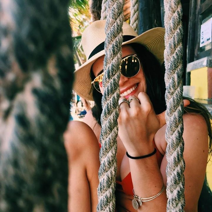 Accéder au profil de C J