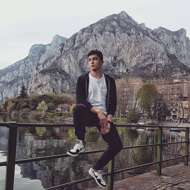 Zum Profil von Vlad Sli