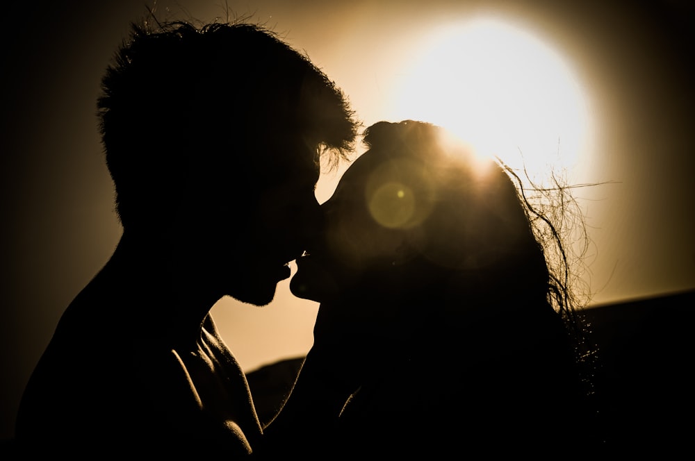 태양 아래 키스하는 남자와 여자