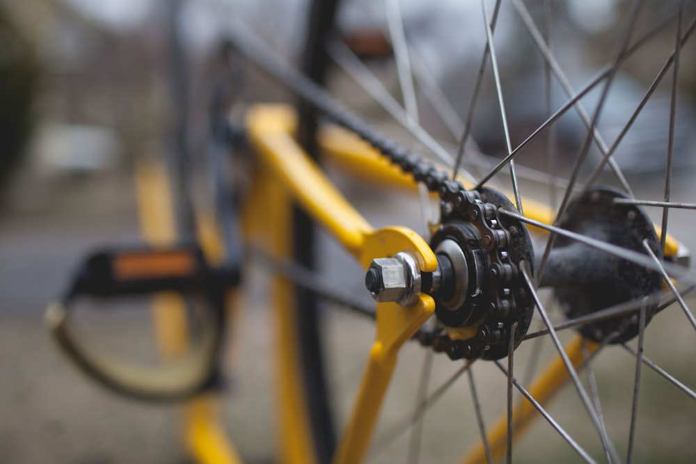 Fotografía de primer plano de bicicleta amarilla y negra