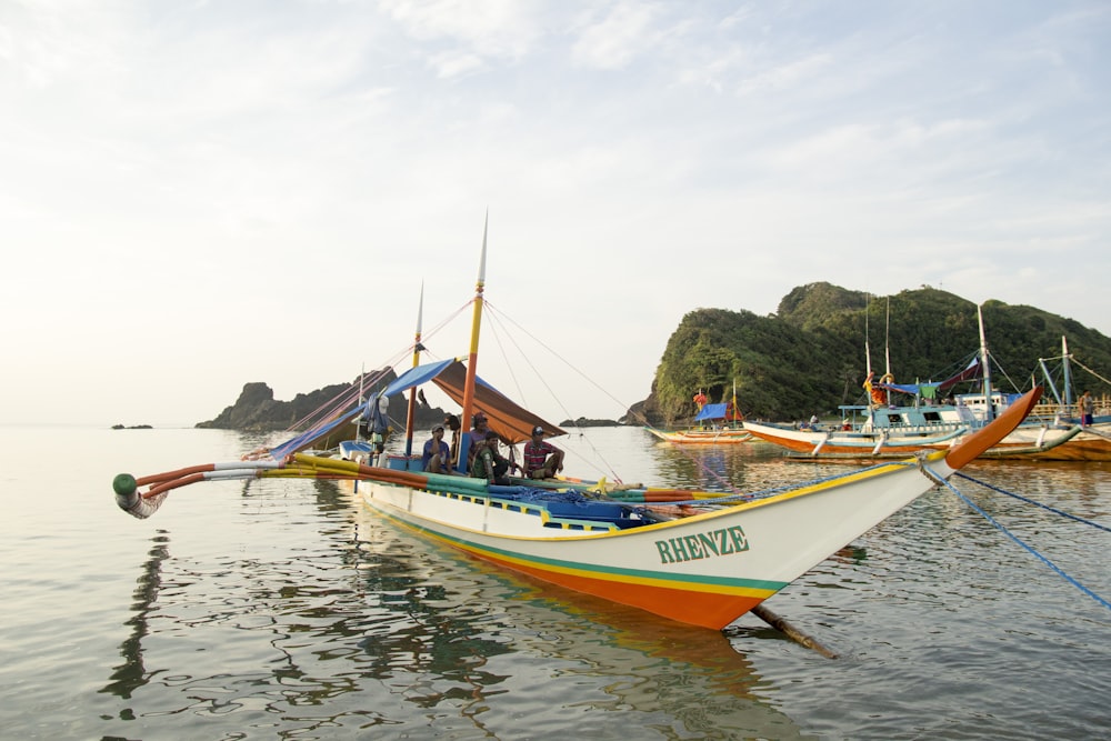 bateau rhénane blanc et orange sur l’eau