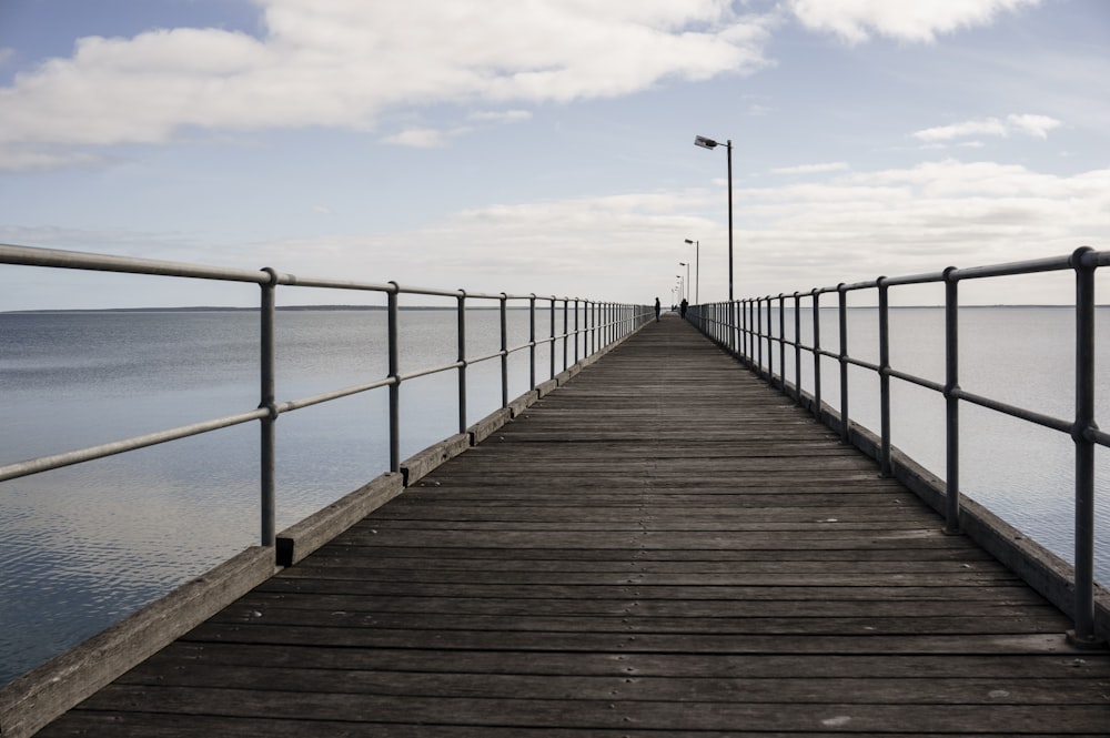 muelle de madera marrón