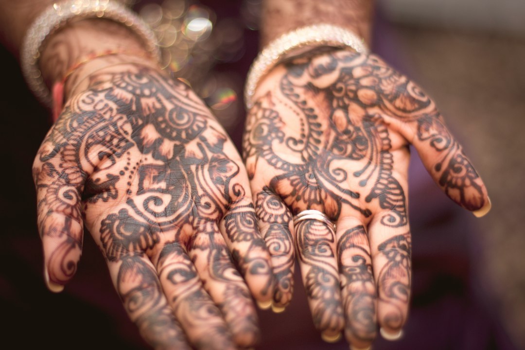 Fotomural person showing hand tattoos