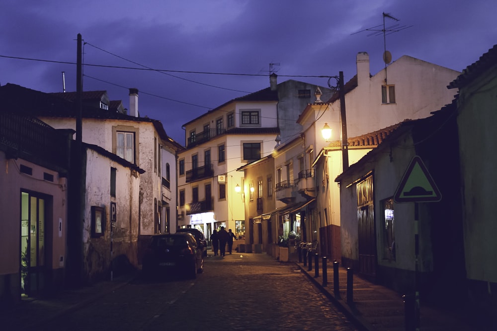 pessoas andando no beco durante a noite