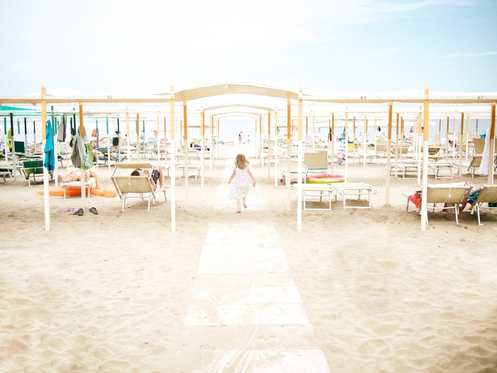 ragazza che corre verso la spiaggia