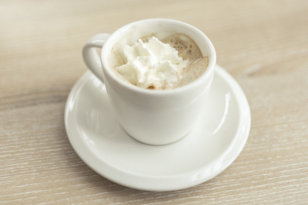 Espresso con panna en taza blanca