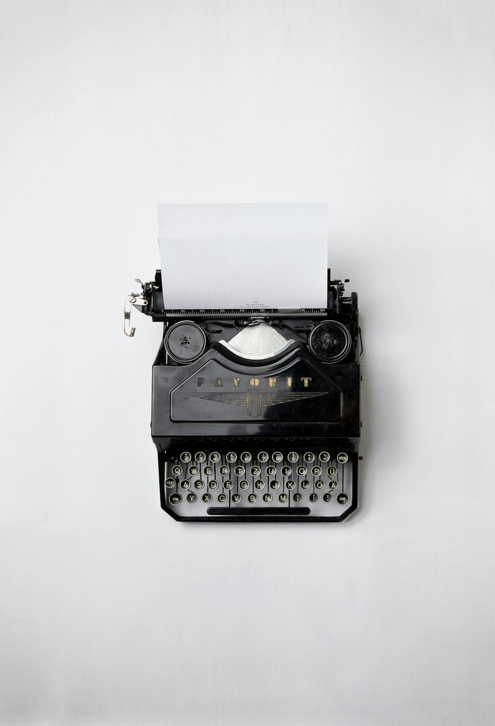 Máquina de escribir Fayorit negra con papel de impresora