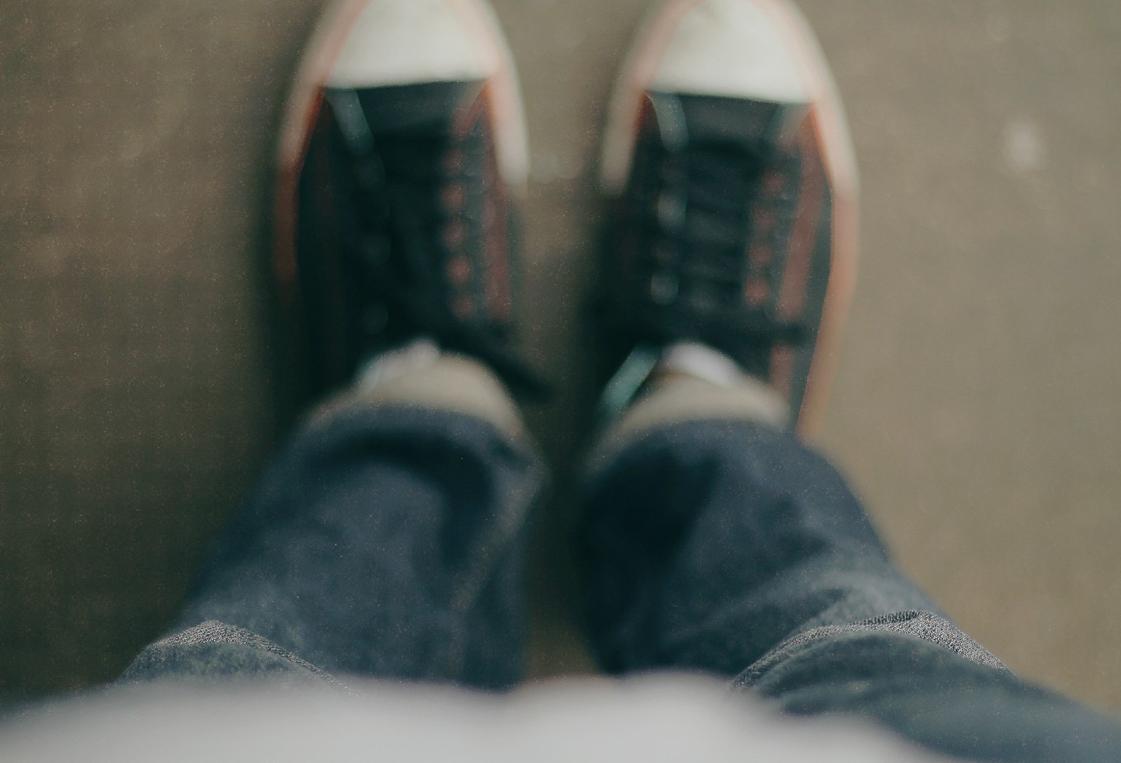 Canon EOS 7D + Canon EF 50mm F1.8 II sample photo. Person wearing white-and-black low-top photography