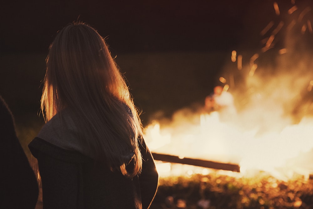 mulher ao lado do fogo