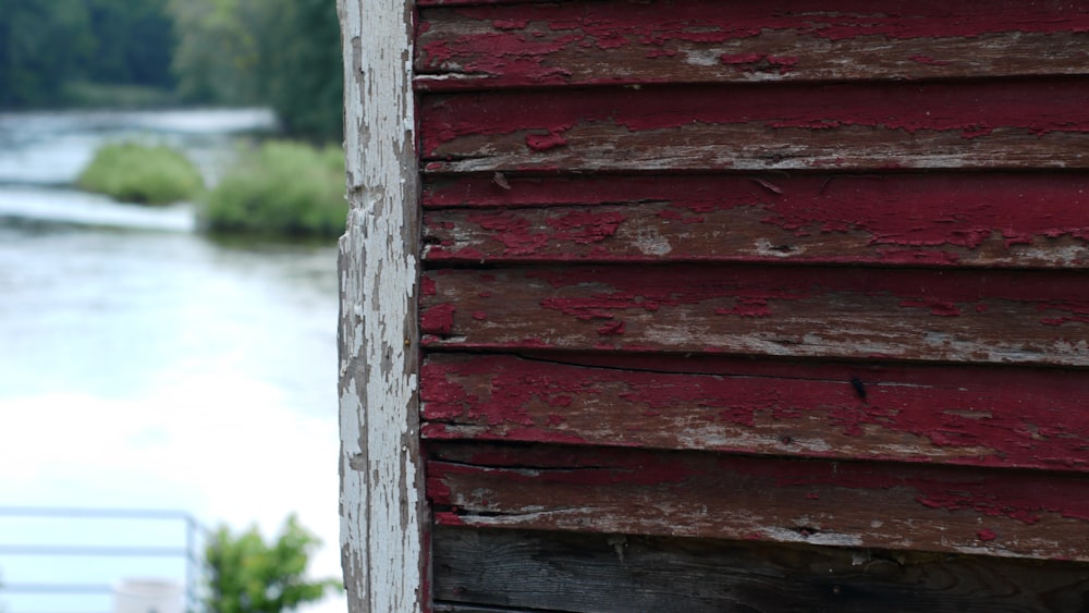 braunes und rotes Holzhausbrett