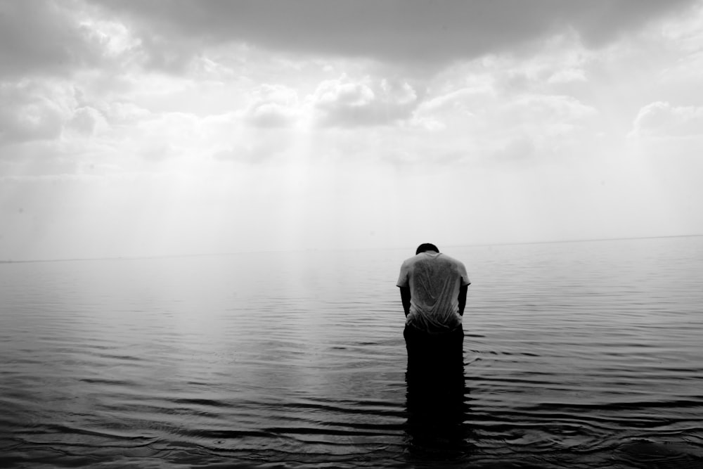 Fotografía en escala de grises de una persona en la playa