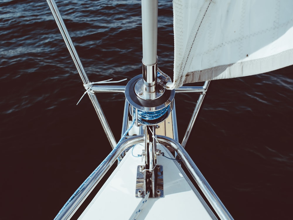 bateau argenté et blanc sur plan d’eau