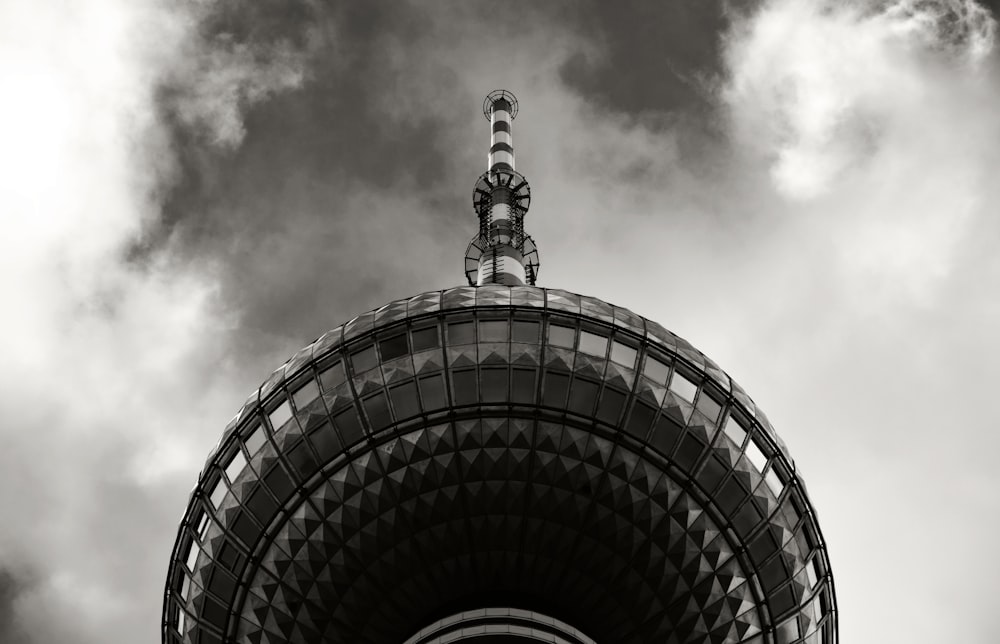 fotografia in scala di grigi ad angolo basso della CN Tower