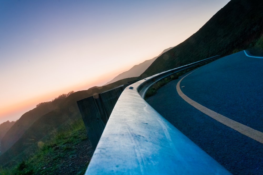 灰色のアスファルト道路