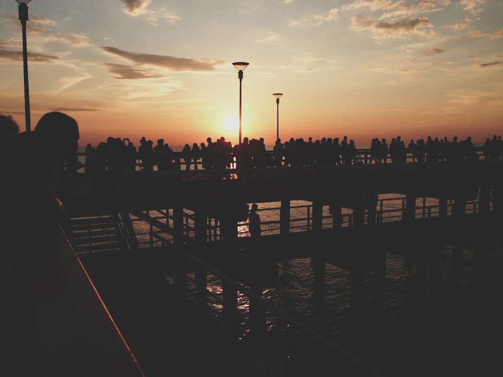 silhouette di persone sul ponte