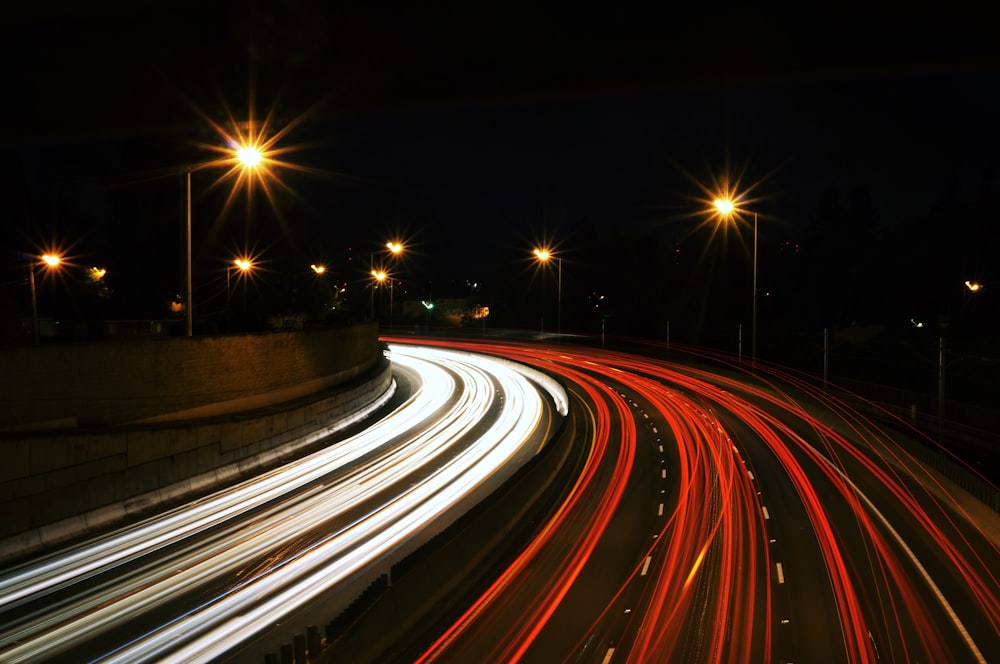 Photographie en accéléré de la route de l’autoroute la nuit