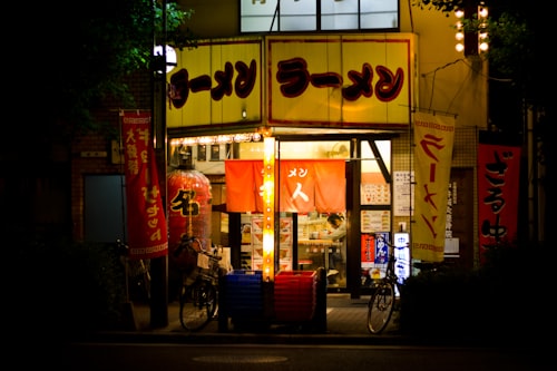 夜间在亚洲城市市场的亚洲餐馆的店面