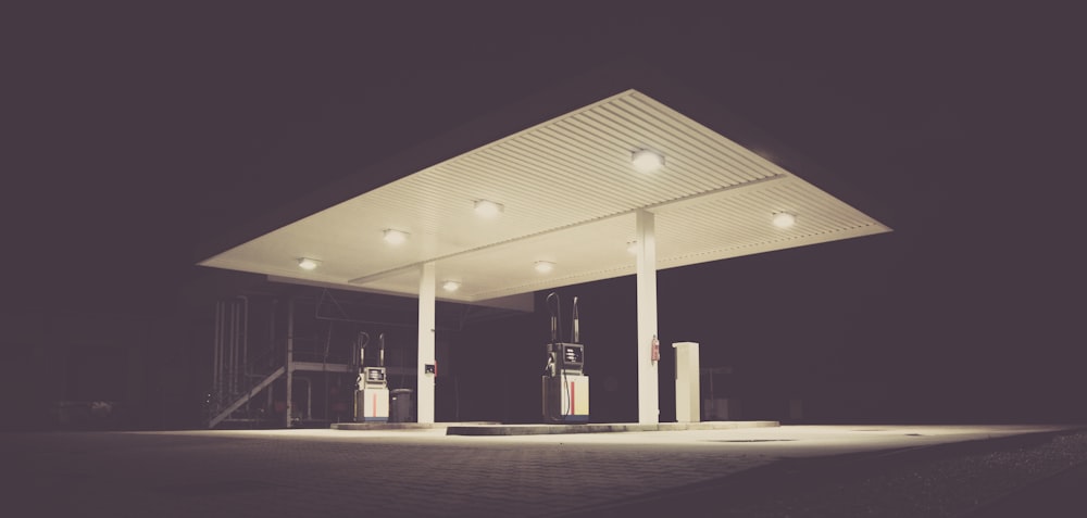 Gasolinera durante la noche